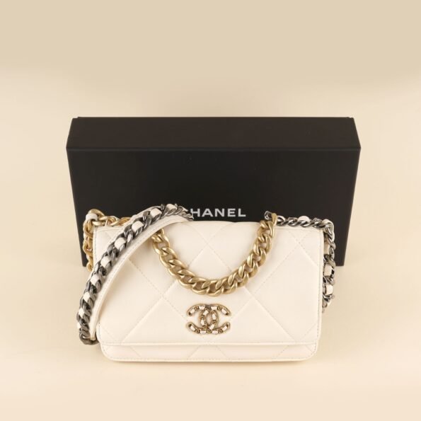 19 Wallet On Chain - CHANEL - Affordable Luxury