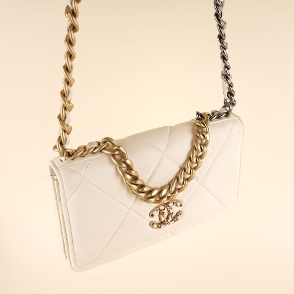 19 Wallet On Chain - CHANEL - Affordable Luxury