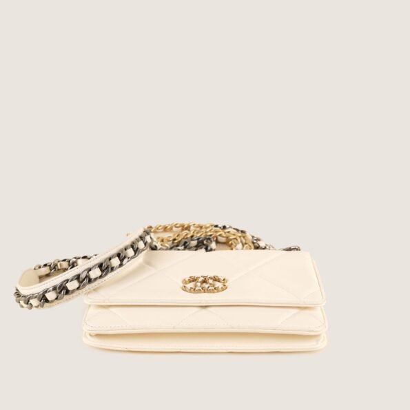 19 Wallet On Chain - CHANEL - Affordable Luxury