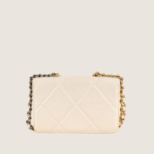 19 Wallet On Chain - CHANEL - Affordable Luxury