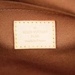 riveting-shoulder-bag-affordable-luxury-403910-1