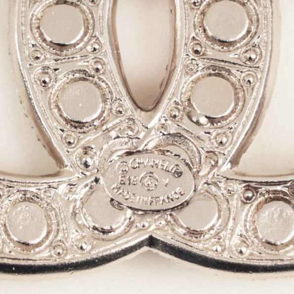 CC Faux Pearl Brooch - CHANEL - Affordable Luxury