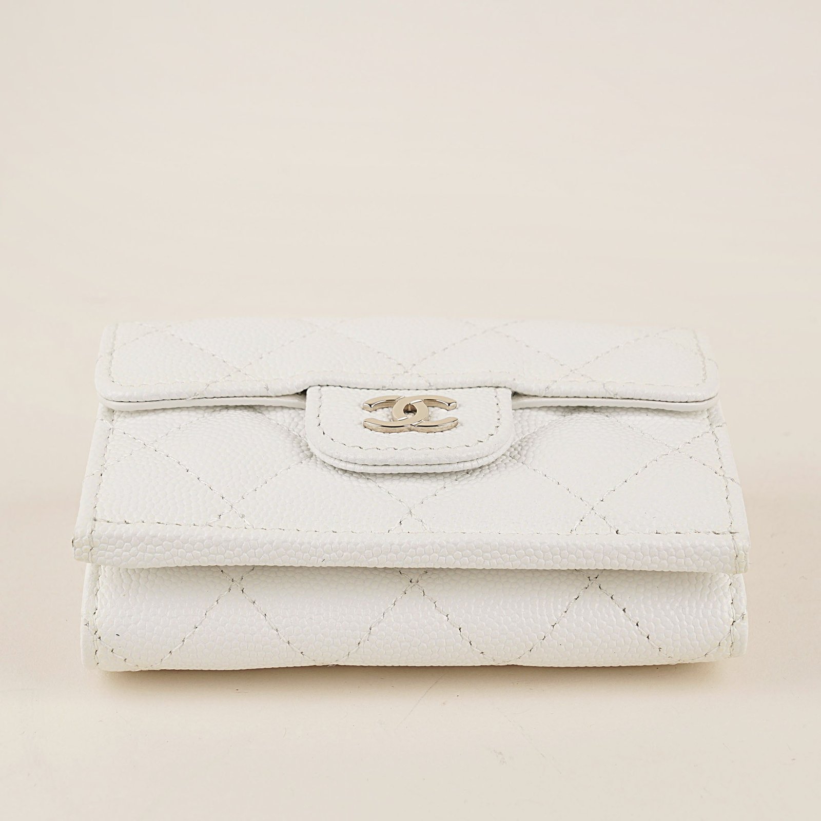 flap-coin-wallet-affordable-luxury-140298-1 Flap Coin Wallet - CHANEL - Affordable Luxury