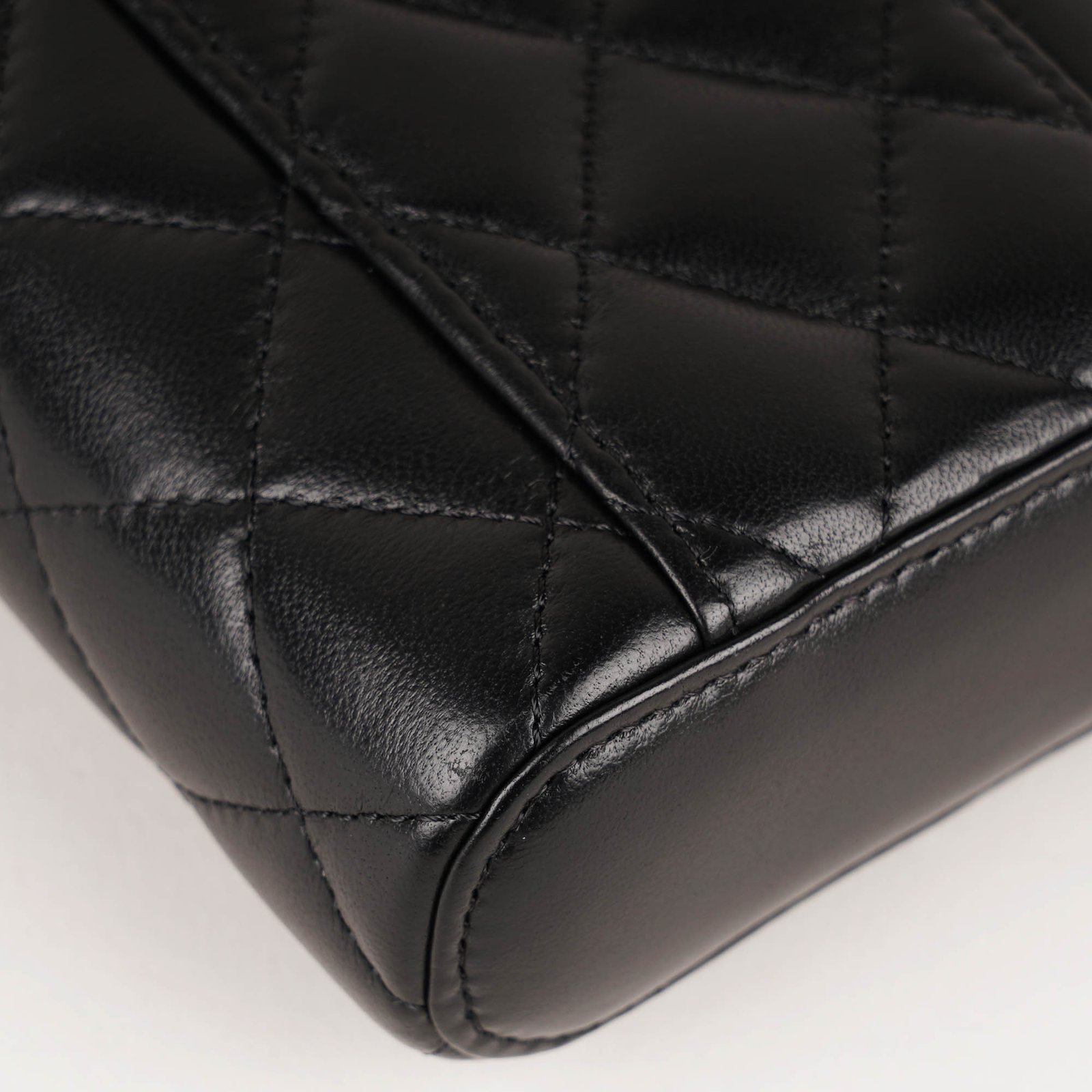 mini-vanity-on-chain-affordable-luxury-510062-1 Mini Vanity on Chain - CHANEL - Affordable Luxury